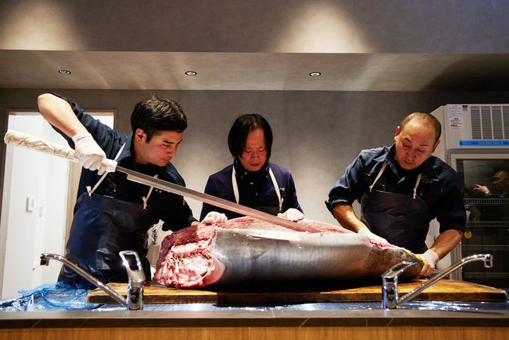 専用の包丁でマグロを解体する様子は大迫力！