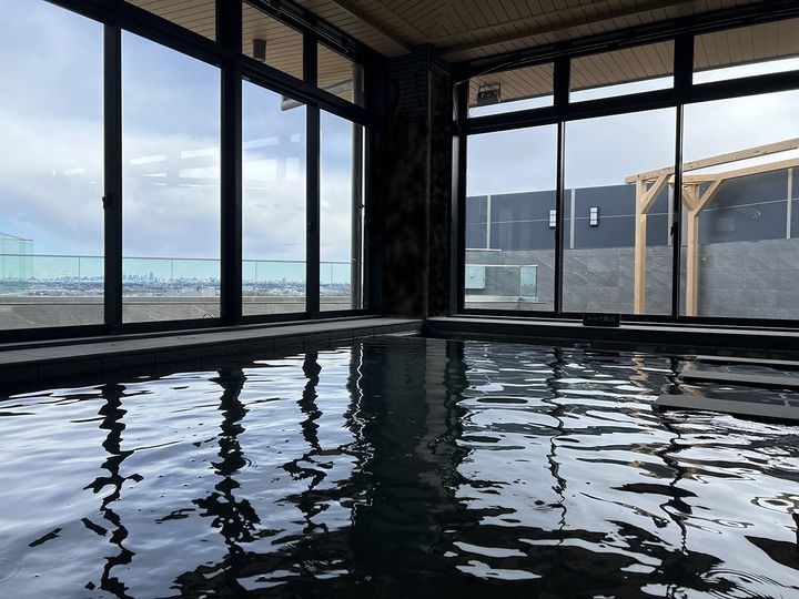 女性風呂の内湯からは露天風呂と同じように都心が一望できるお風呂があります
