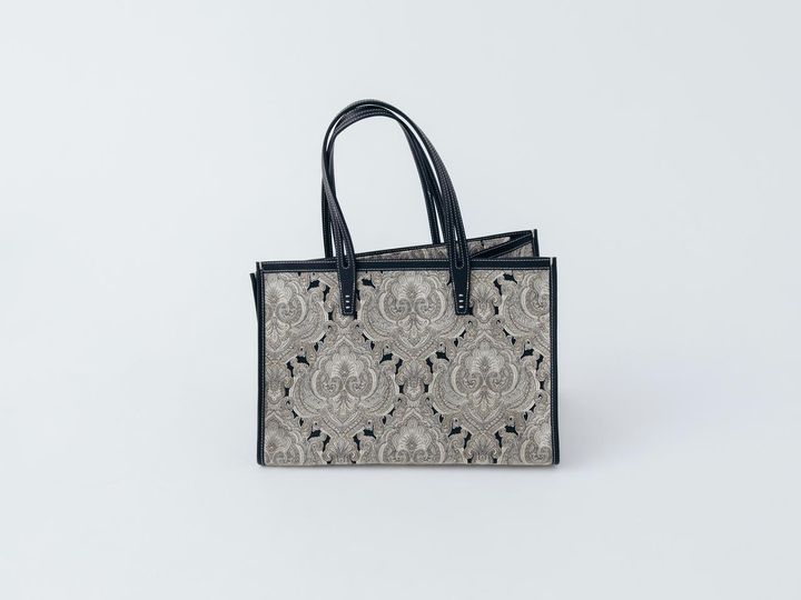 画像: 「【A VACATION】バッグ」[縦25×横37×マチ18cm]￥59,400 出典：ジャーナル スタンダード レサージュ