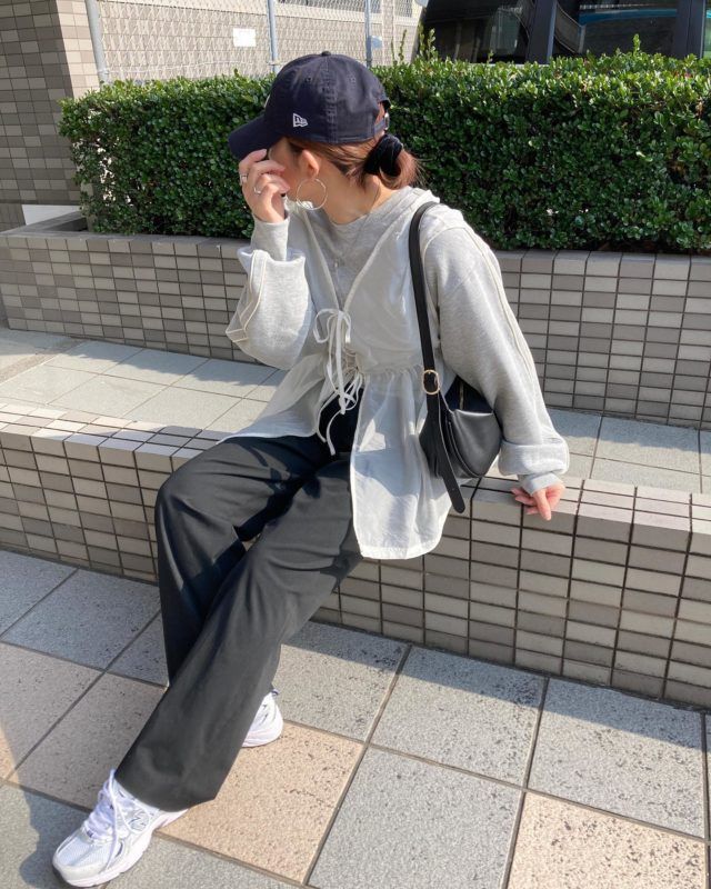 スニーカーコーデの女性1