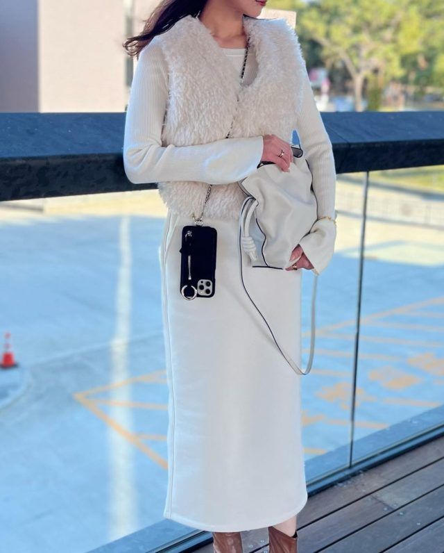 スマホホルダーコーデの女性1