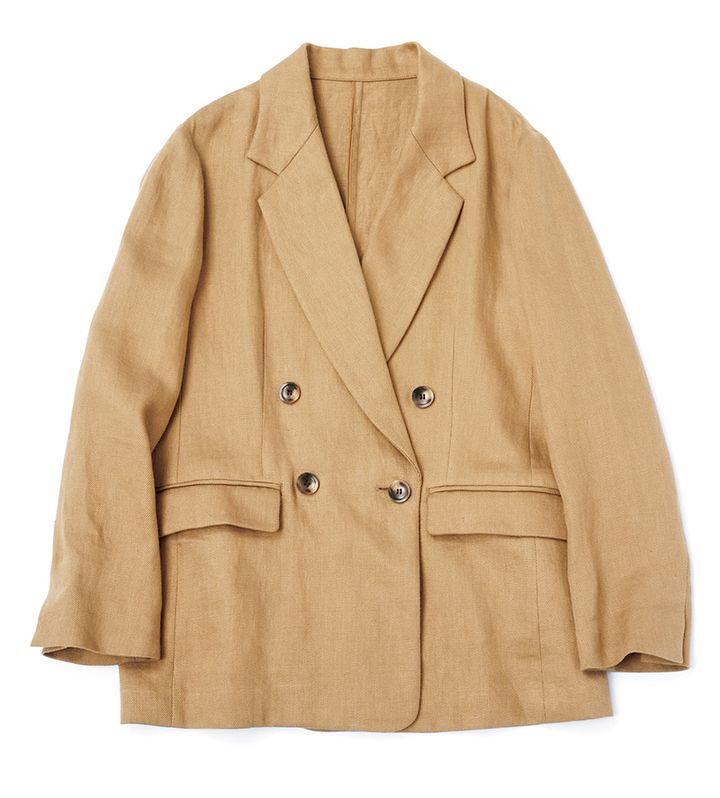 ダブルジャケットをさらりとはおってこなれ感を