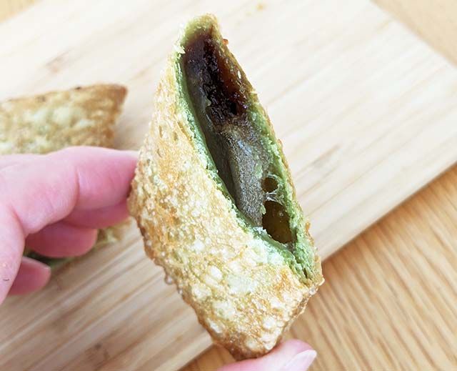 カットしたマクドナルドの新商品「抹茶黒蜜わらびもちパイ」を手で持っている様子