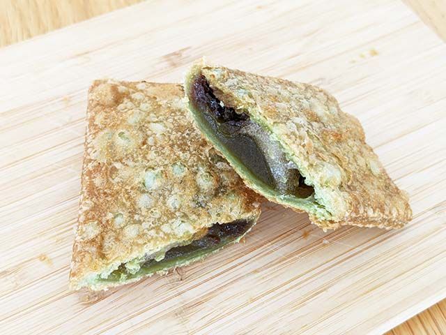 マクドナルドの新商品「抹茶黒蜜わらびもちパイ」断面