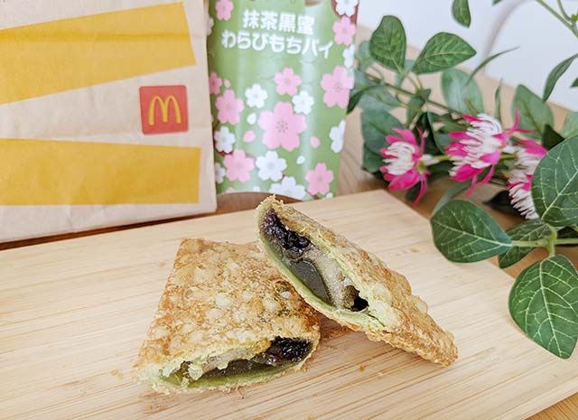 マクドナルドの新商品「抹茶黒蜜わらびもちパイ」が、テーブルに置かれている様子