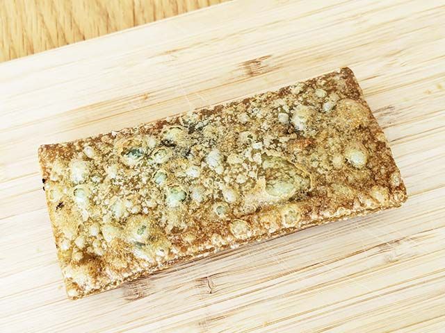 マクドナルドの新商品「抹茶黒蜜わらびもちパイ」が箱から出された様子