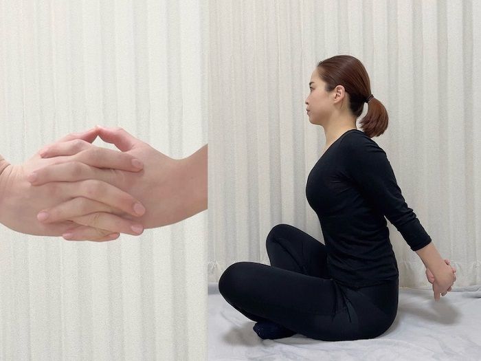 うしろで両手を組む