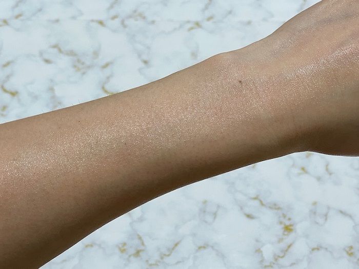 原液リフトクリームを腕につける 