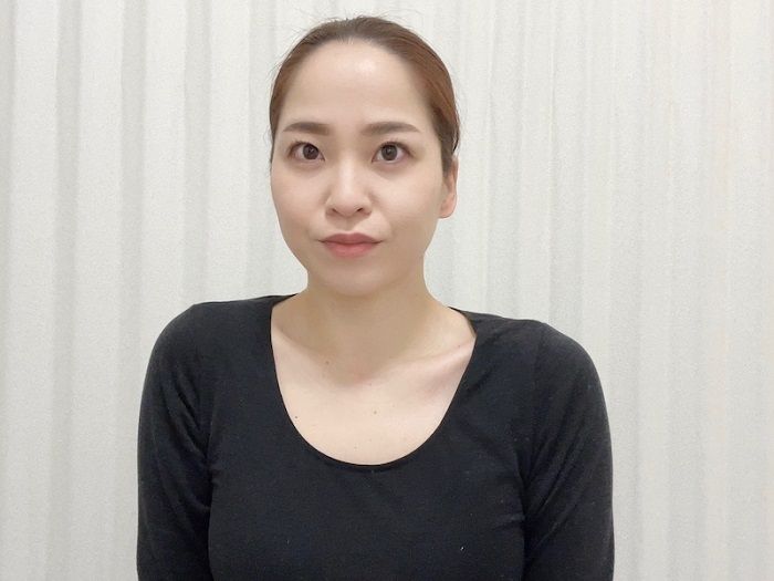 正面から見た肩が上がって背中が丸くなる姿勢