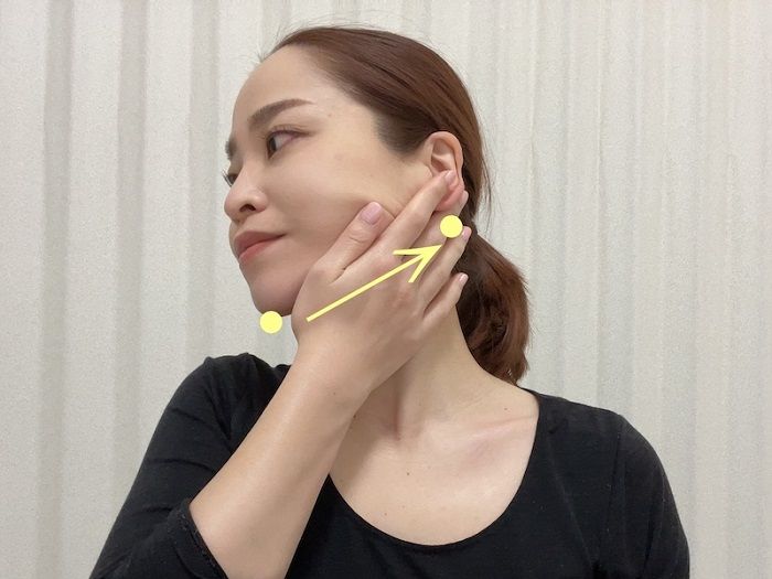 フェイスラインを引き上げている寒川さん