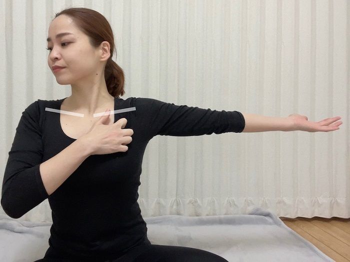 左腕を横に伸ばす 