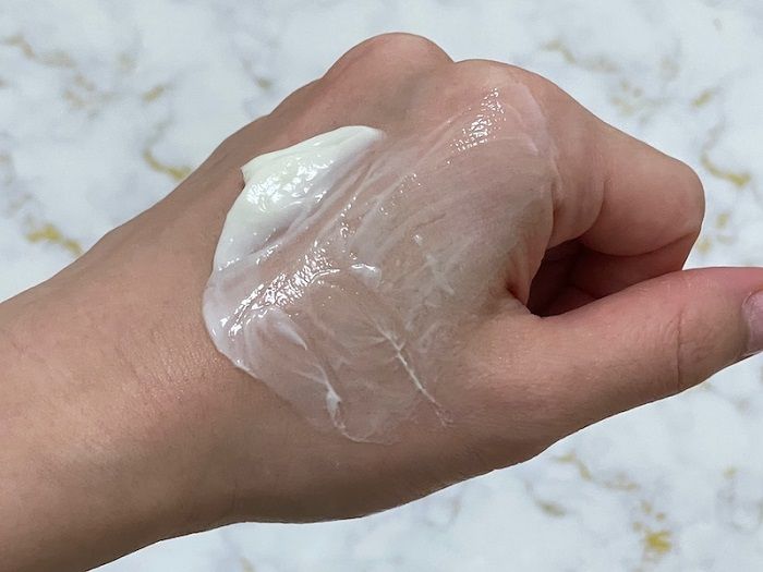 原液リフトクリームを手の甲につける