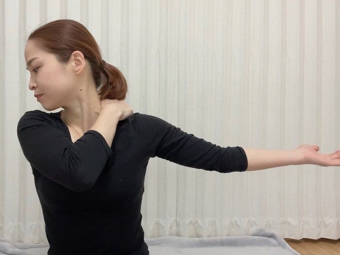 左腕を横に伸ばし、肩周りをほぐす 