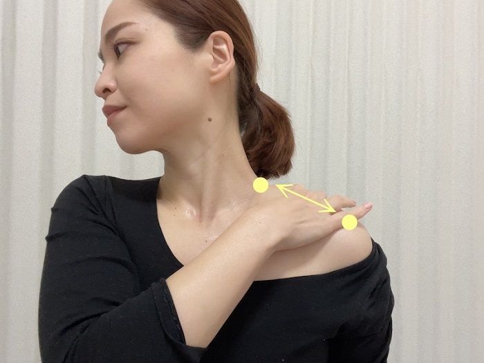 首、フェイスラインにマッサージクリームを広げる