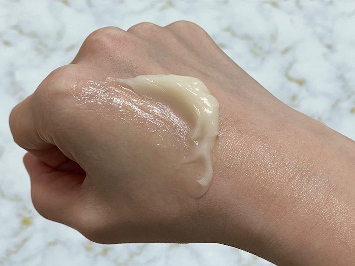 ネッククリームを手の甲につける