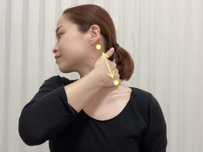 首のつけ根をマッサージする