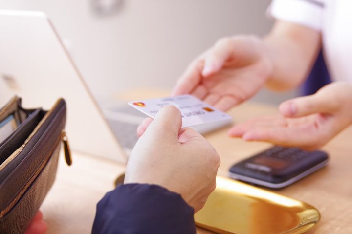 職場の送別会で自分のクレジットカードで飲食費を支払い、ポイントを独り占めにした場合、法的責任を問われる？