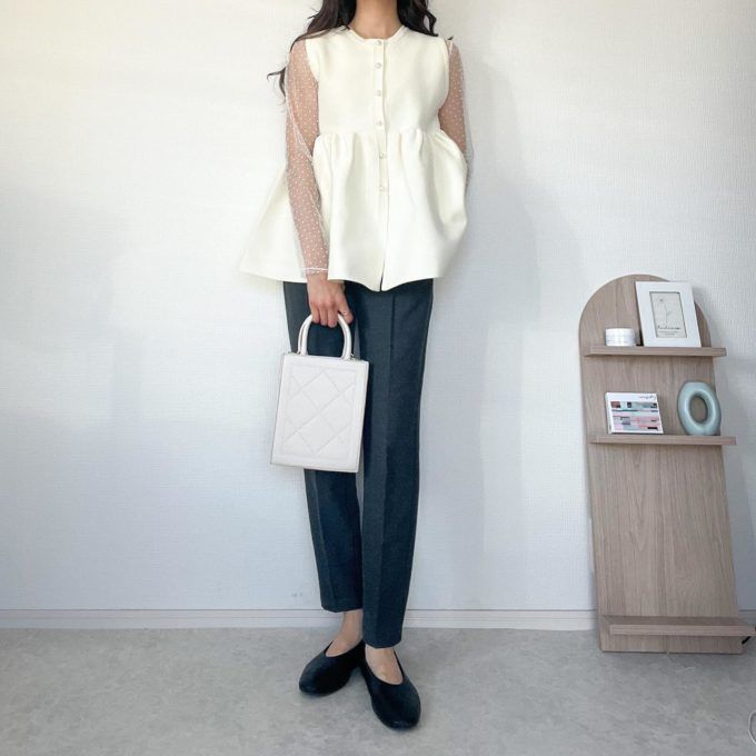 しまむらのホワイトの「ペプラムニットベスト」×センターシームテーパードパンツ