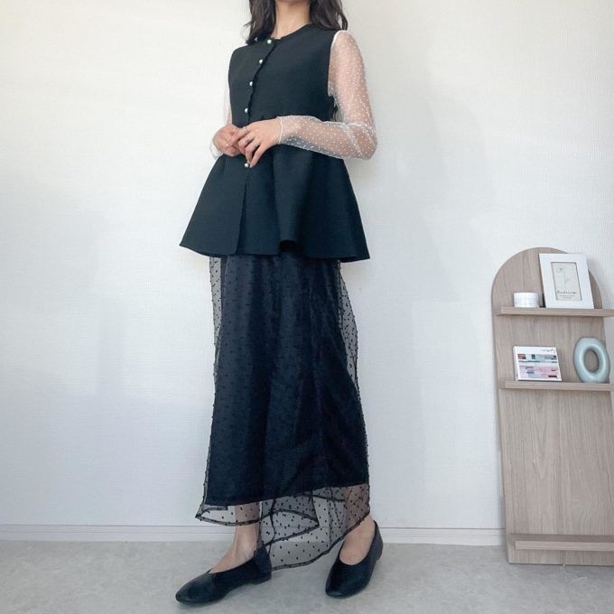 しまむらのブラックの「ペプラムニットベスト」×ドッキングキャミワンピース