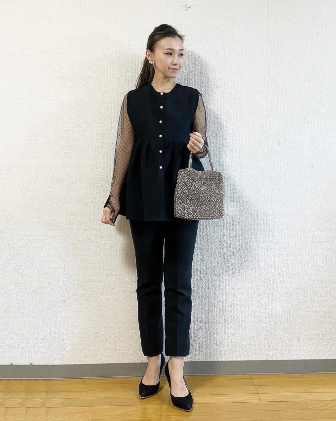 しまむらのブラックの「ペプラムニットベスト」×感動パンツ