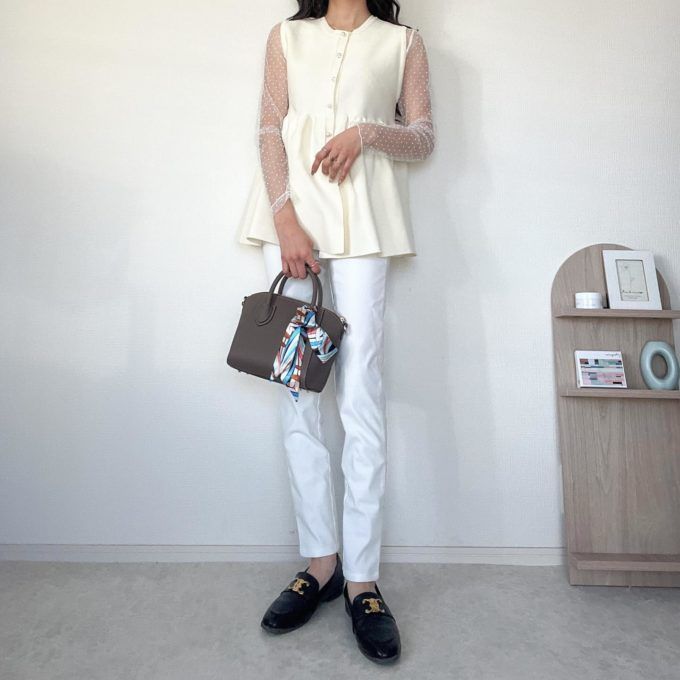 しまむらのホワイトの「ペプラムニットベスト」×スキニーパンツ