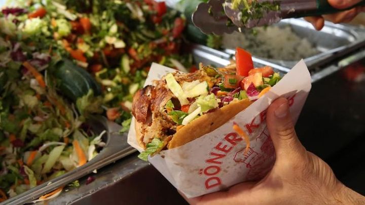 「エムバペの頭くらい丸いケバブサンド」を売っていた店、エムバペに訴えられる