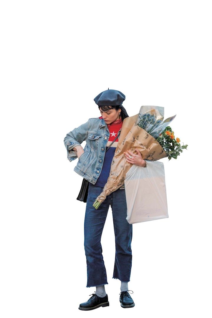 デニム on デニムのコーデには存在感のあるトップスを合わせて