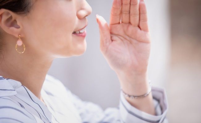 世間話をする女性のイメージ