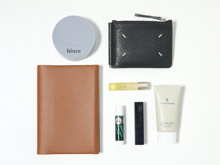 画像: 左上から時計回りに【ヒンス】のファンデーション、【メゾンマルジェラ】の財布、【ユナイテッドアローズ ビューティー】のBBクリーム、【セルヴォーグ】のリップスティック、「メンソレータム薬用リップスティック」、文庫本、【ウカ】のネイルオイル／すべて本人私物 出典：ftn