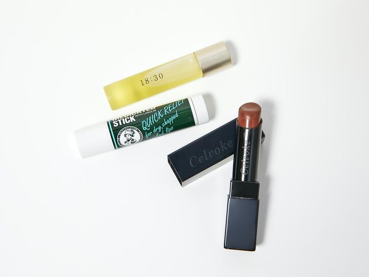 画像: 上から「ウカ ネイルオイル 18:30」、「セルヴォーグ リベレイティッド マット リップス 05」、「メンソレータム薬用リップスティック」／すべて本人私物 出典：ftn