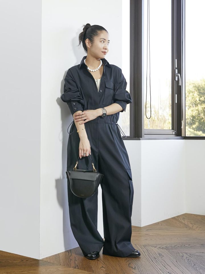 画像: ジャンプスーツ￥45,100【ユナイテッドアローズ】 中に着たビスチェ￥22,000【イウエンマトフ】 バッグ￥152,900【ワンドラー】 シューズ￥50,600【カステラーノ フォー ユナイテッドアローズ】 ネックレス￥25,300【オート ジュエラー アキオ モリ フォー ロエフ】 その他／本人私物 出典：ユナイテッドアローズ