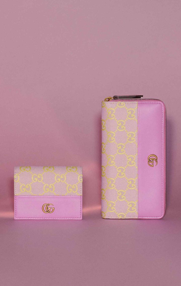 画像: 【グッチ】＜ウィメンズ＞＜右から＞「ジップアラウンド ウォレット」¥93,500 （税込）、「オンライン限定 2つ折り ミニウォレット」¥ 61,600 （税込） 出典：グッチ