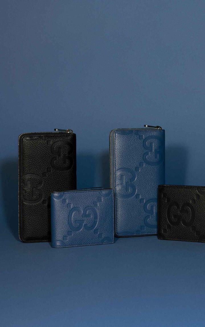 画像: 【グッチ】＜メンズ＞＜上段＞「ジップアラウンド ロング ウォレット」各¥115,000（税込）、＜下段＞「2つ折り ミニウォレット」各¥85,800（税込） 出典：グッチ