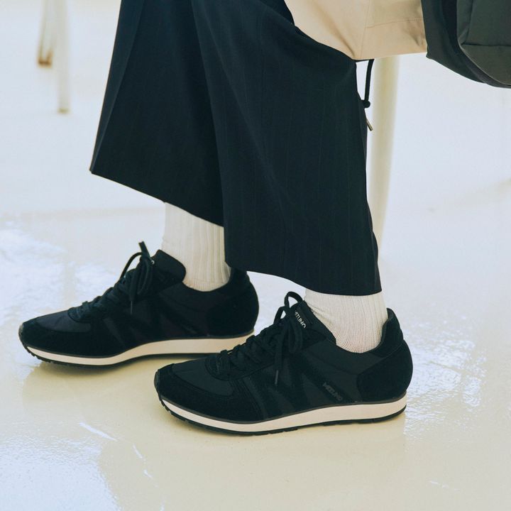 《ミズノ》と《マーガレット・ハウエル》のコラボスニーカーで、正統派な着こなしに軽快なムードをプラス【マイスタンダードブック】