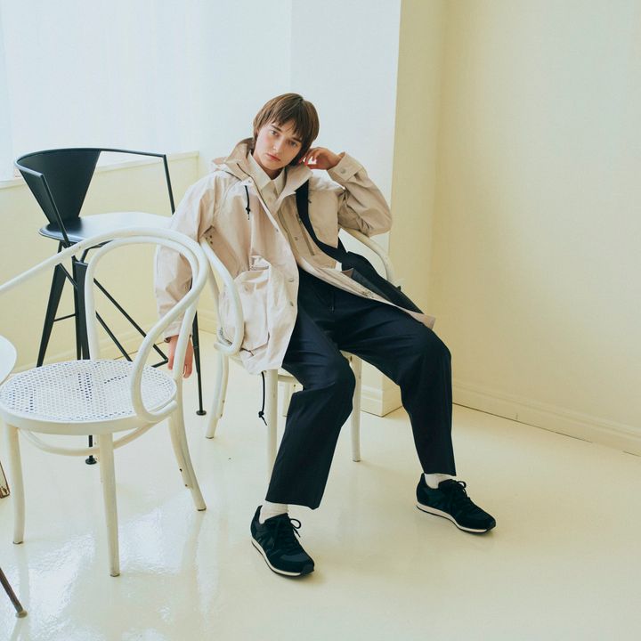 《ミズノ》と《マーガレット・ハウエル》のコラボスニーカーで、正統派な着こなしに軽快なムードをプラス【マイスタンダードブック】