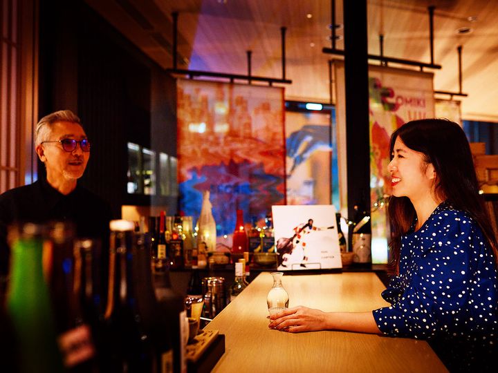 銀座『OMIKI BAR』で日本酒を飲んでいる様子