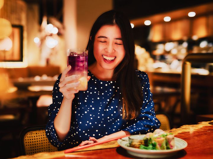 編集部員・鈴木がカクテルを飲んでいる様子