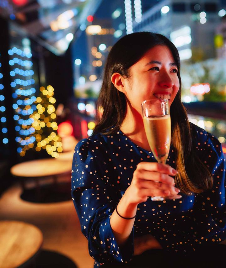 銀座『CANVAS LOUNGE produced by P.C.M』のテラス席で泡を飲んでいる様子