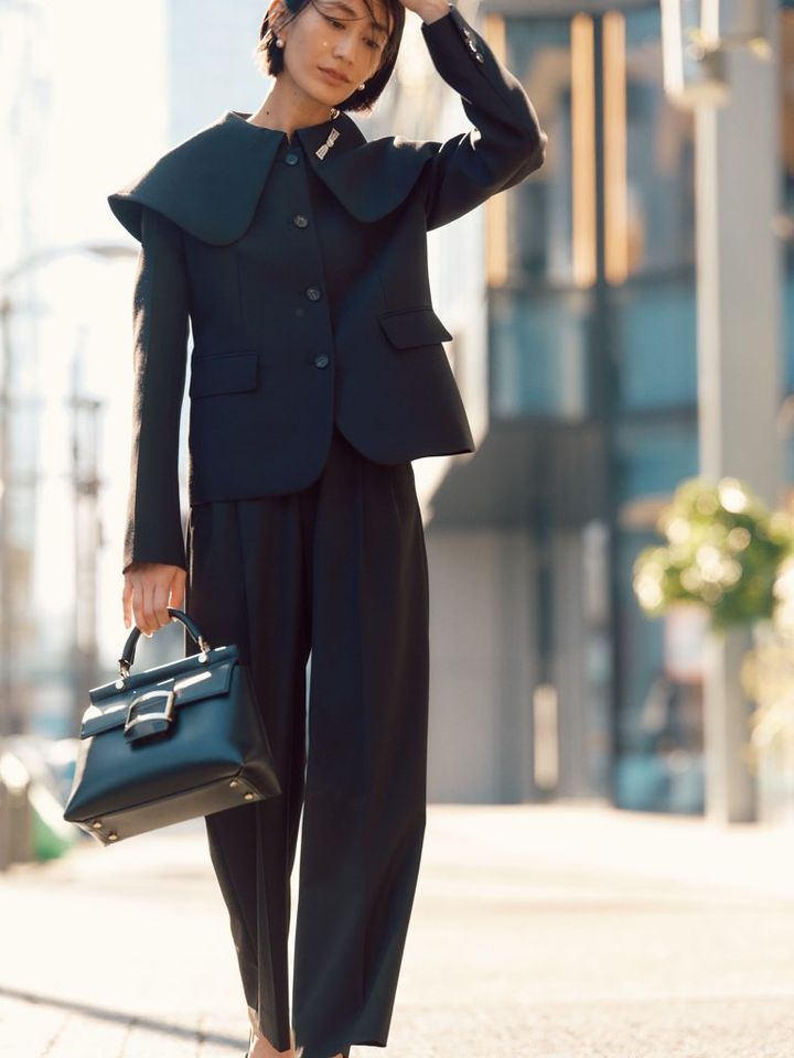 アーチザのジャケットにパンツ、ブローチはユナイテッド アローズ、バッグはロジェ ヴィヴィエを合わせたコーデ。