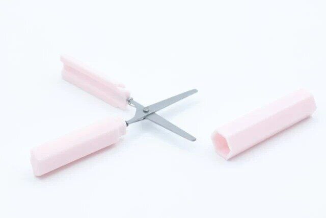 ダイソーのコンパクトハサミ（六角形、ピンク）