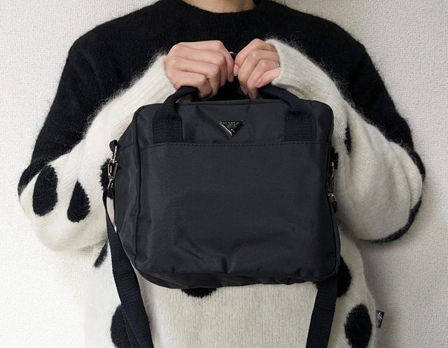 撥水加工ショルダーバッグハンドバッグとして持つ