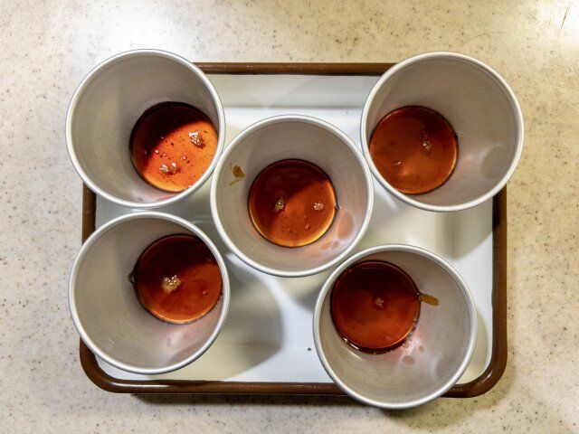 プリン レシピ カラメルソースを型に入れる