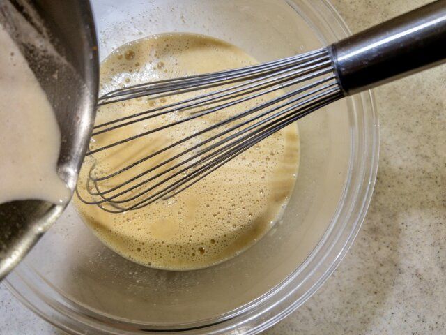 プリン レシピ 温めた砂糖と牛乳を混ぜる