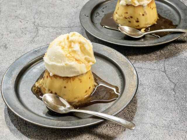 プリン レシピ アイスクリームをトッピングする