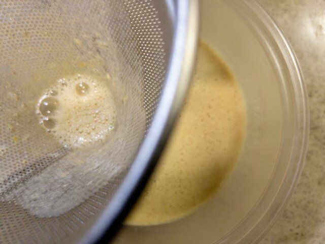 プリン レシピ プリン液を濾してバニラペーストを加える