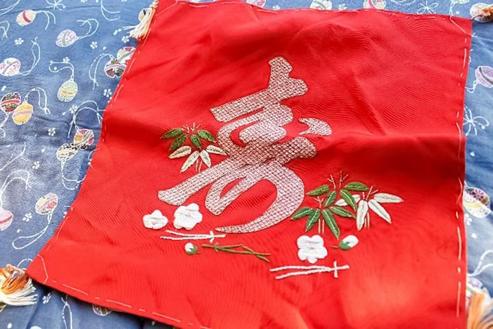 裁縫や刺繍が大得意の堀野さん。写真は堀野さんが刺繍したもの。「電話局のシフトで夜勤明けの時は、夕方に行けばいいから、合間にお裁縫ができたの。着物を縫ってほしいと染物屋に頼まれて、一度引き受けたら気に入られたみたいで、どっさり来るようになって」（堀野さん）