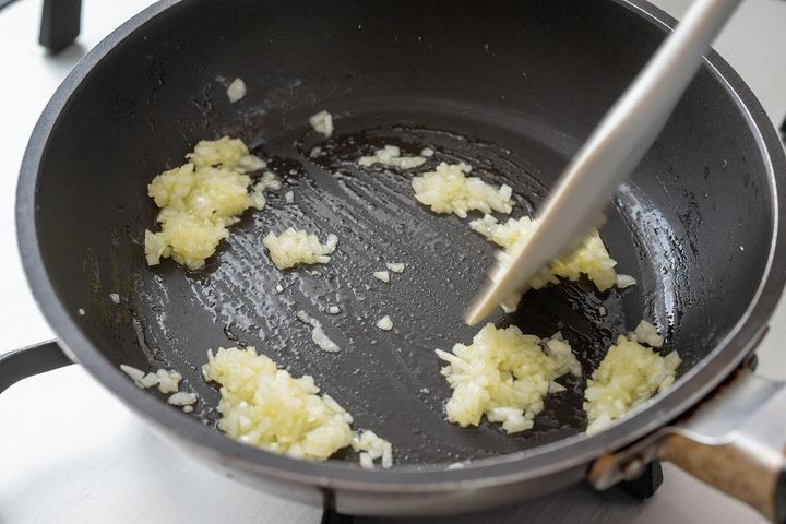 玉ねぎを炒める