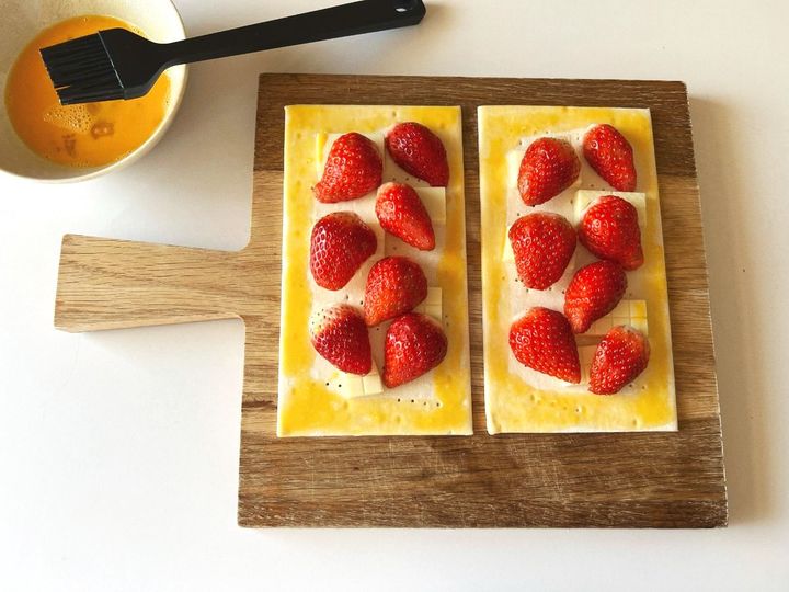 【簡単レシピ】じゅわっとジューシーないちごホワイトチョコパイ【渡辺友美子のコーヒーに合うお菓子のレシピ vol.34 〜レシピで旅するヨーロッパ〜】