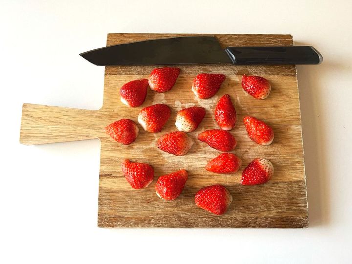 【簡単レシピ】じゅわっとジューシーないちごホワイトチョコパイ【渡辺友美子のコーヒーに合うお菓子のレシピ vol.34 〜レシピで旅するヨーロッパ〜】