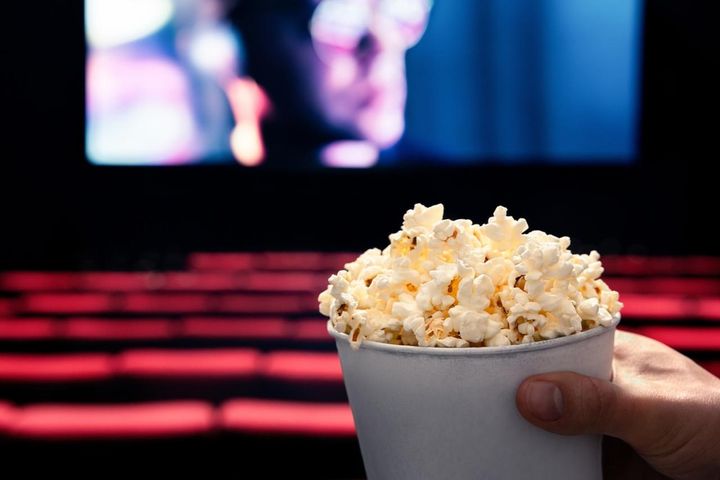 画像: 映画館で、上映中に客が椅子から落ち【意識不明】に！→ 声をかけても無反応「このままじゃ危ない！」
